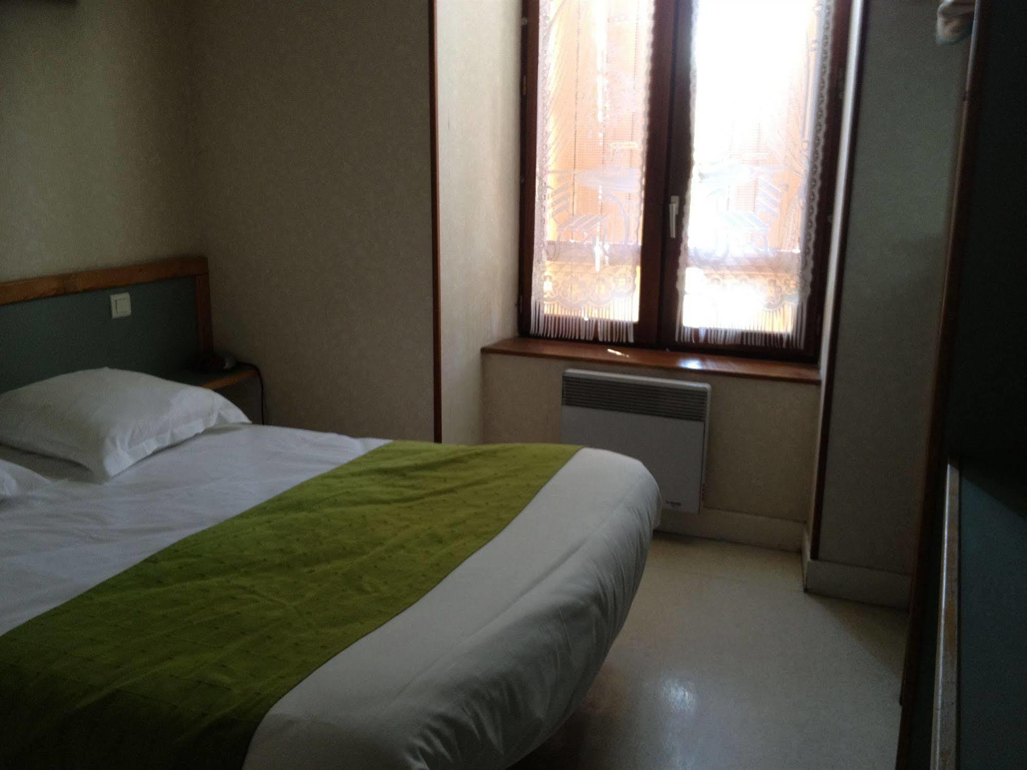 Hotel De La Gare ซีวีฮาค-เลอ-ชาตูว์ ภายนอก รูปภาพ