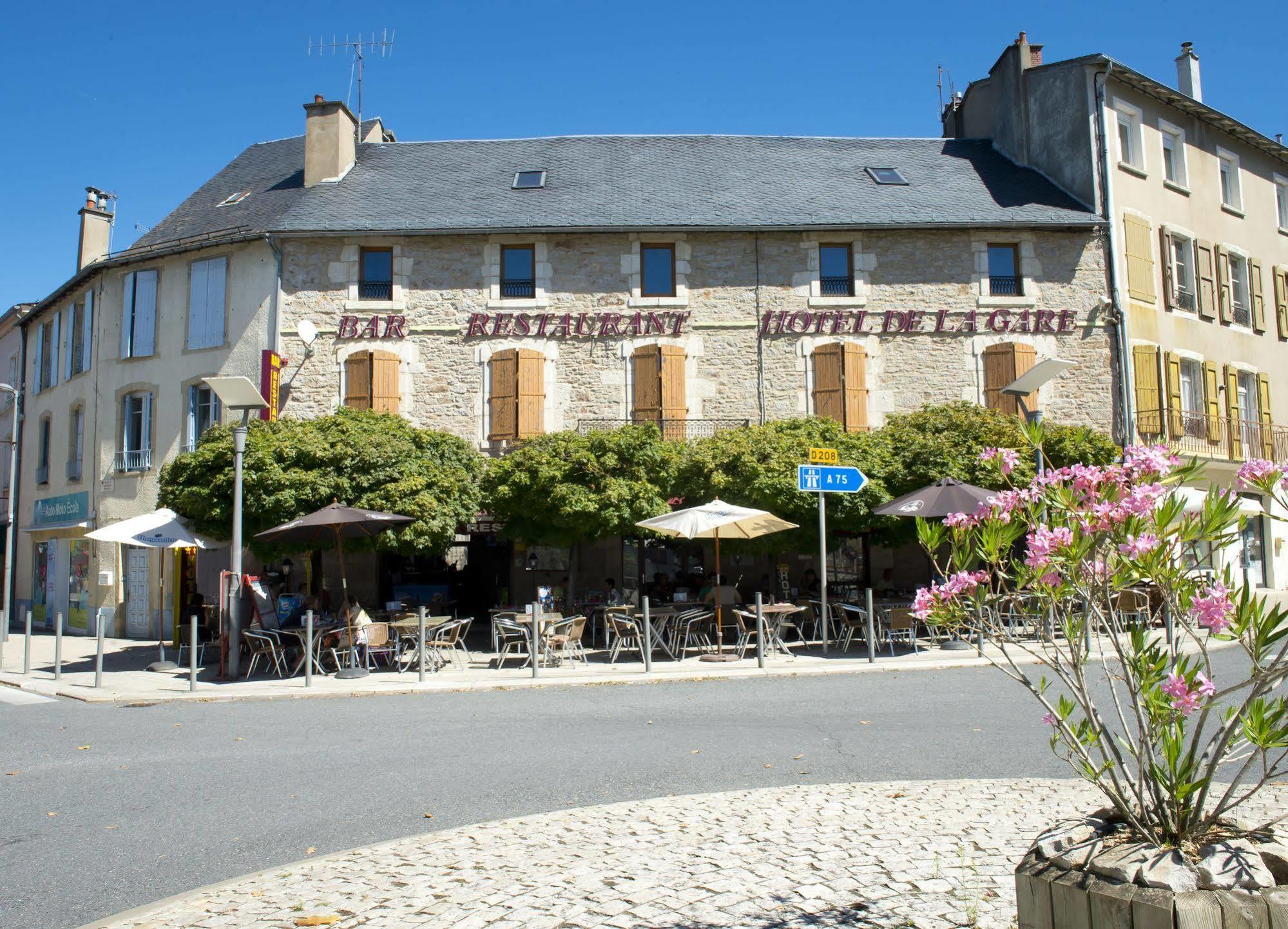 Hotel De La Gare ซีวีฮาค-เลอ-ชาตูว์ ภายนอก รูปภาพ